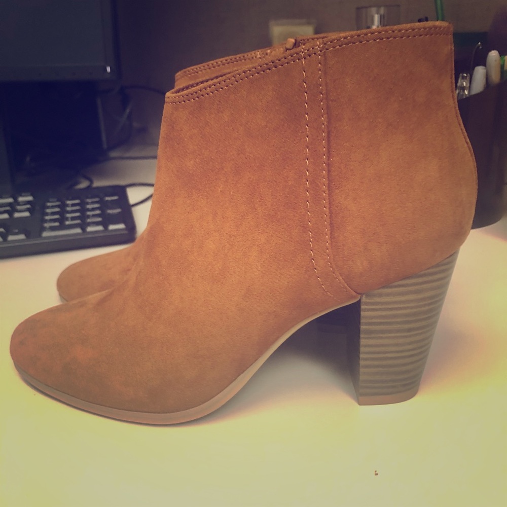 Old navy brown boots, new never worn size 7